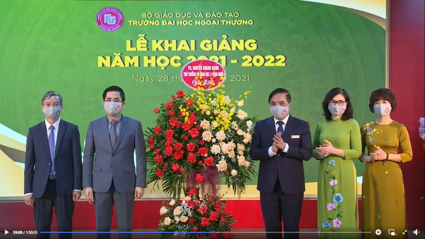 Tập thể lãnh đạo trường đón nhận lẵng hoa chúc mừng của Thứ trưởng Bộ KH&CN Nguyễn Hoàng Giang