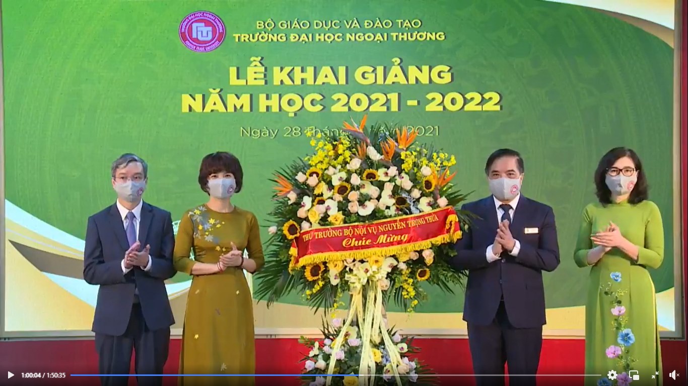 Tập thể lãnh đạo trường đón nhận lẵng hoa chúc mừng của Thứ trưởng Bộ Nội vụ Nguyễn Trọng Thừa