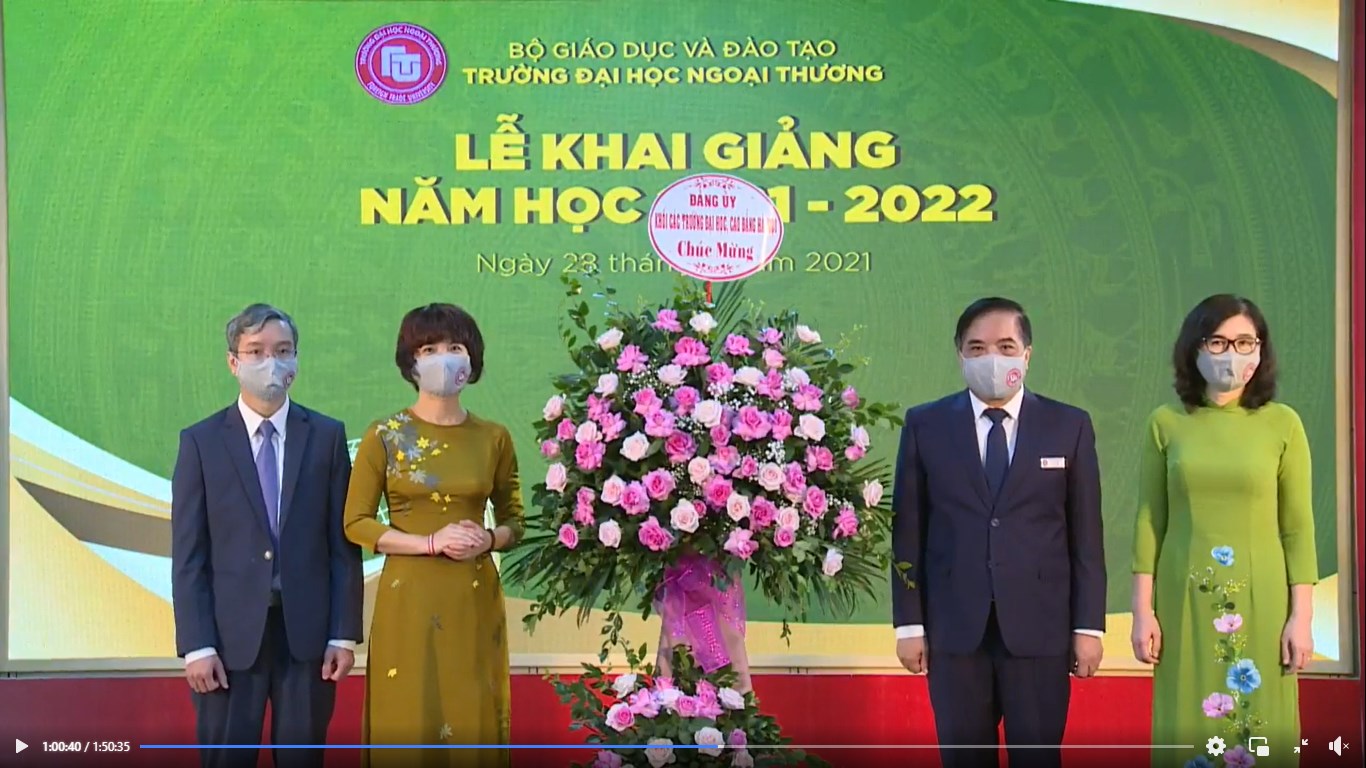 Tập thể lãnh đạo trường đón nhận lẵng hoa chúc mừng của Đảng ủy Khối các trường ĐH, CĐ Hà Nội