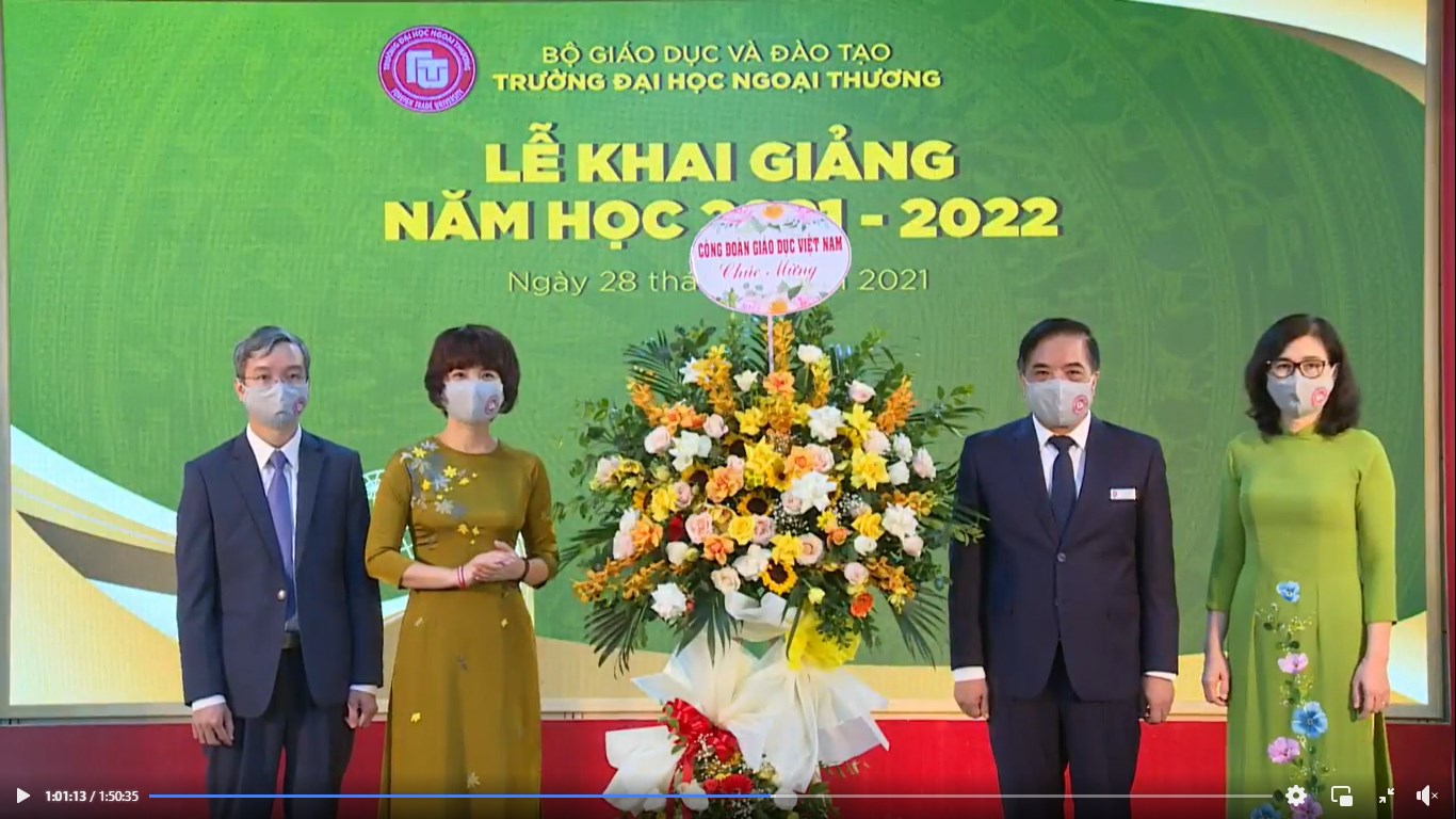 Tập thể lãnh đạo trường đón nhận lẵng hoa chúc mừng của Công đoàn Giáo dục Việt Nam